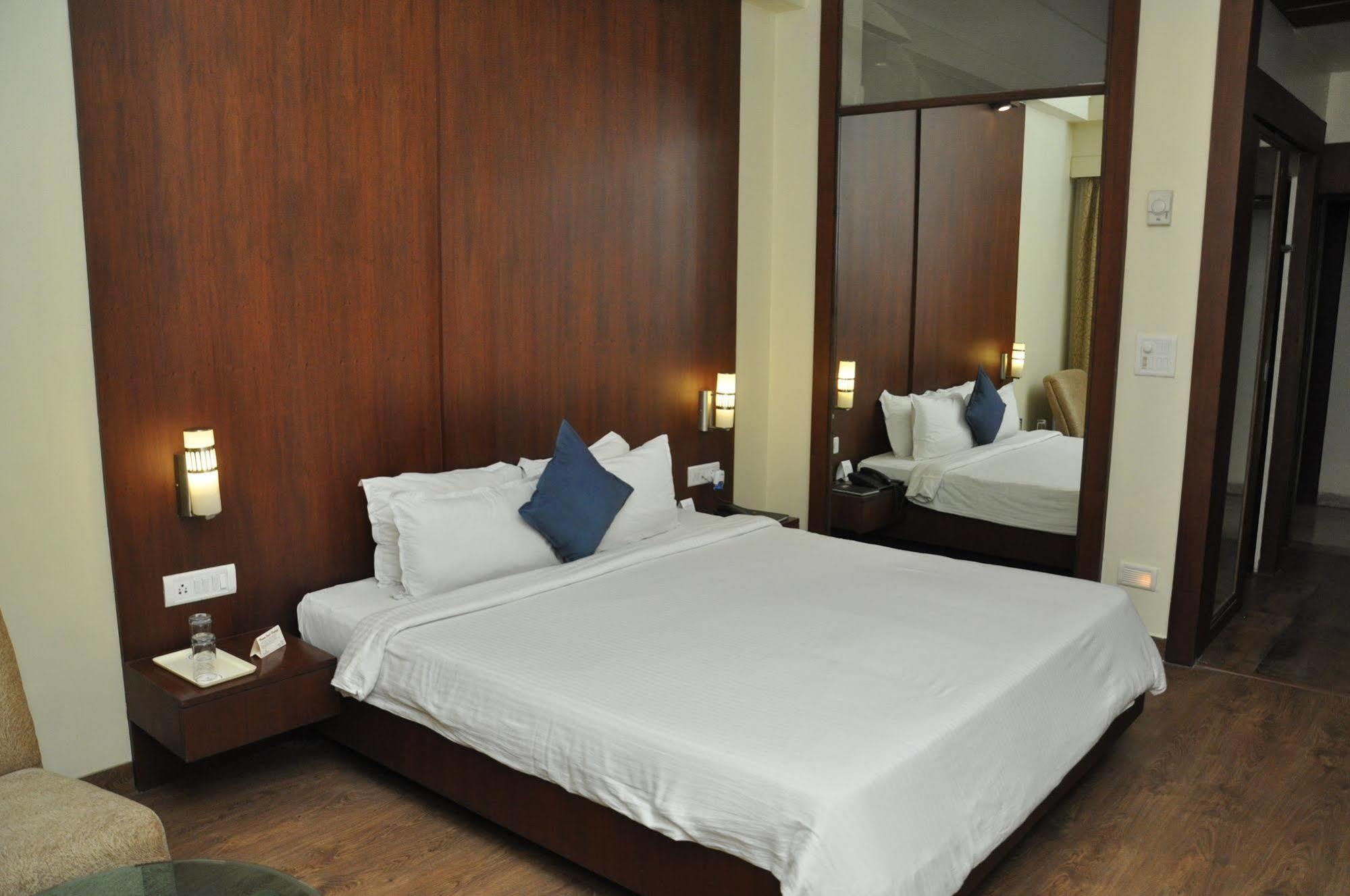 Jabali Palace Hotel Dzsabalpur Kültér fotó
