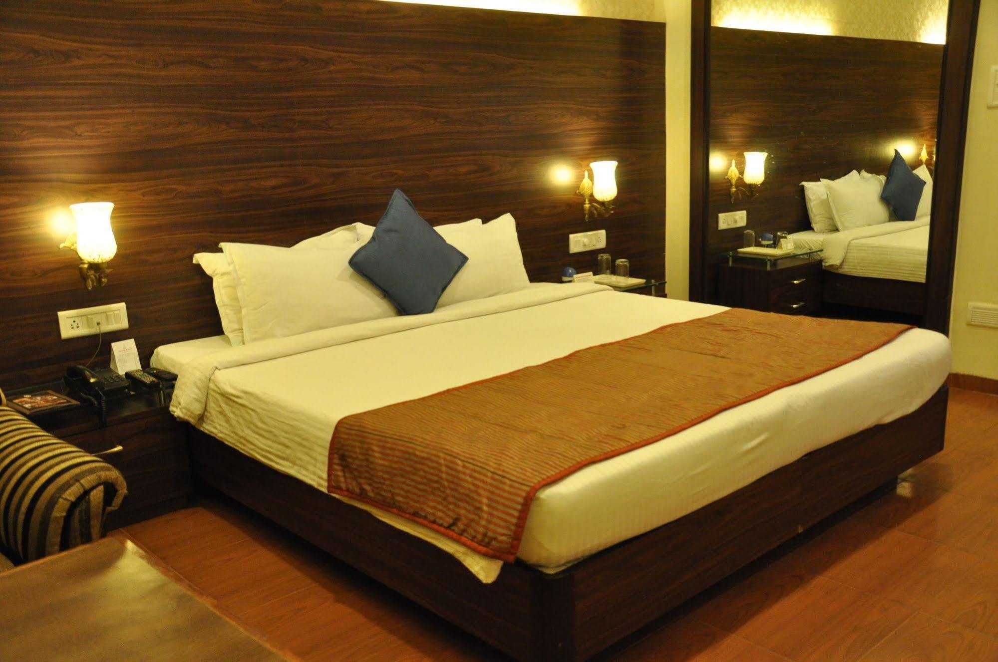 Jabali Palace Hotel Dzsabalpur Kültér fotó